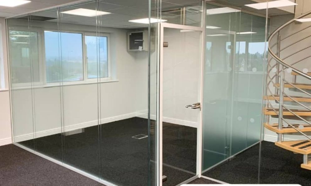 قیمت شیشه سکوریت در سال 1404 با نصب توسط نمایندگی دژآوه